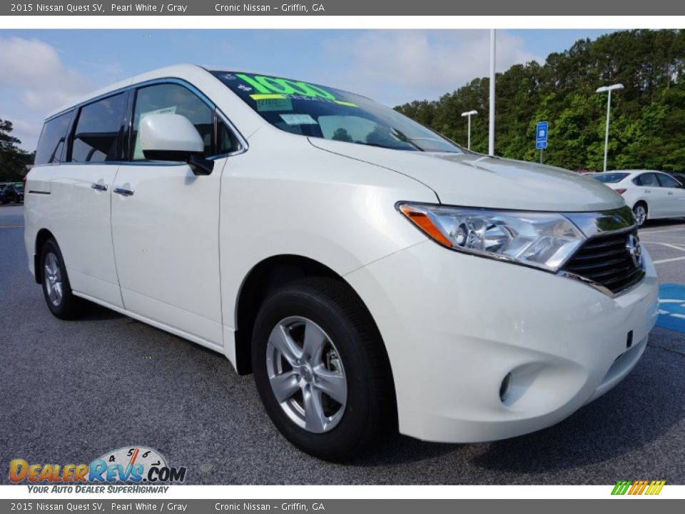 Front 3/4 View of 2015 Nissan Quest SV Photo #7