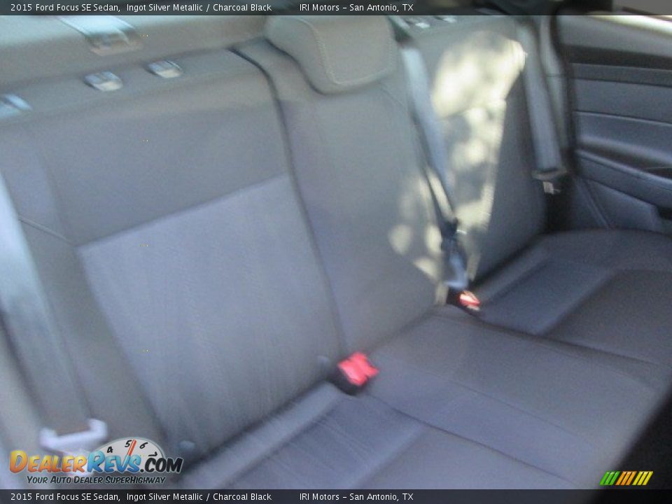 2015 Ford Focus SE Sedan Ingot Silver Metallic / Charcoal Black Photo #18