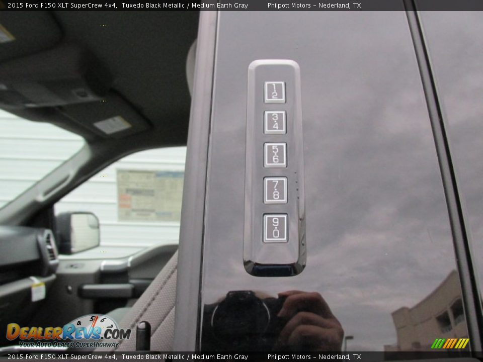 2015 Ford F150 XLT SuperCrew 4x4 Tuxedo Black Metallic / Medium Earth Gray Photo #16