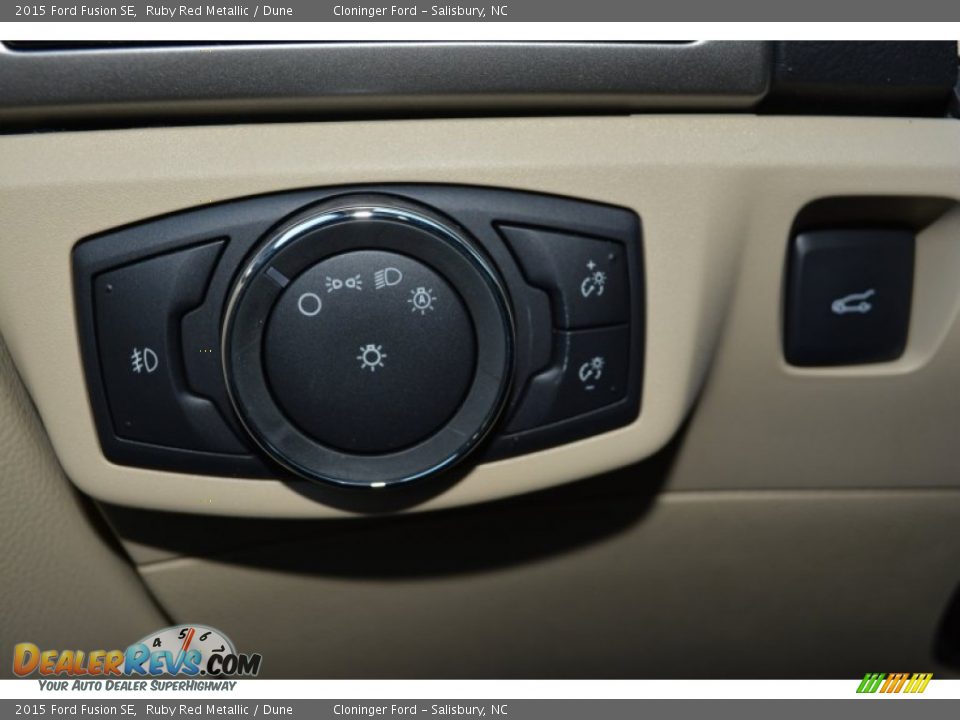 2015 Ford Fusion SE Ruby Red Metallic / Dune Photo #19
