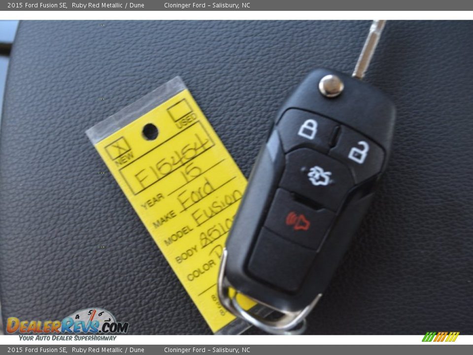 2015 Ford Fusion SE Ruby Red Metallic / Dune Photo #20