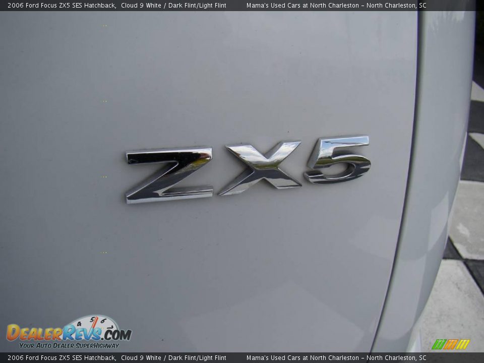 2006 Ford Focus ZX5 SES Hatchback Cloud 9 White / Dark Flint/Light Flint Photo #5