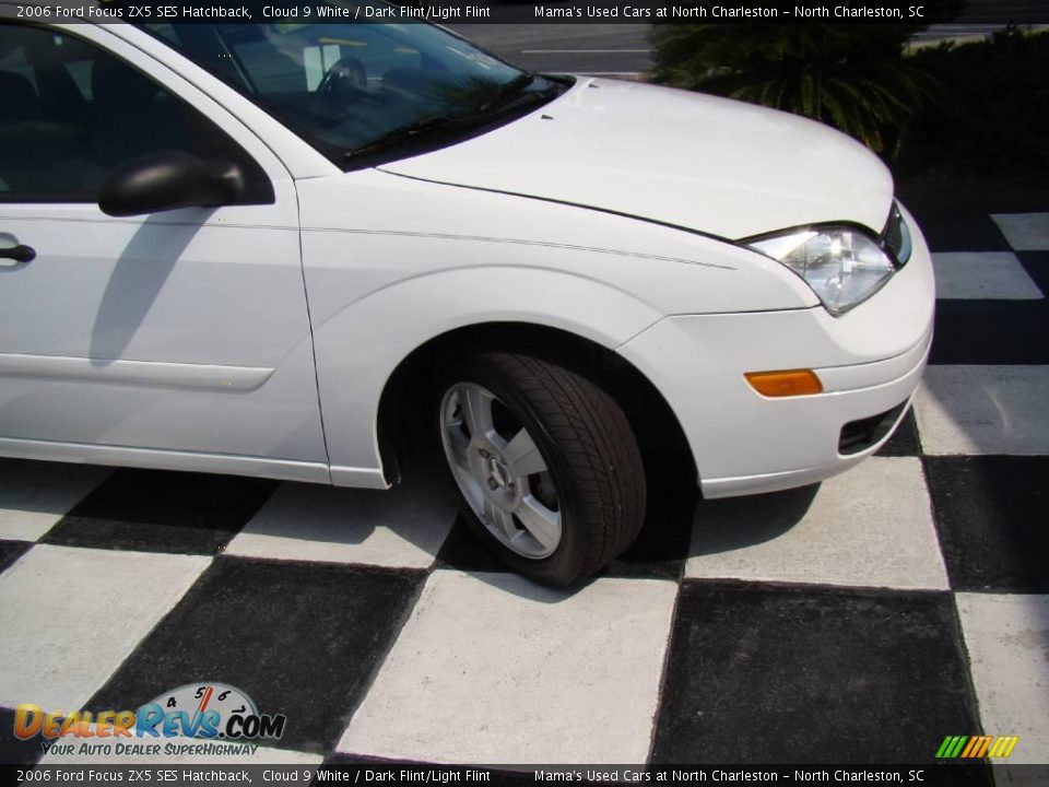 2006 Ford Focus ZX5 SES Hatchback Cloud 9 White / Dark Flint/Light Flint Photo #10