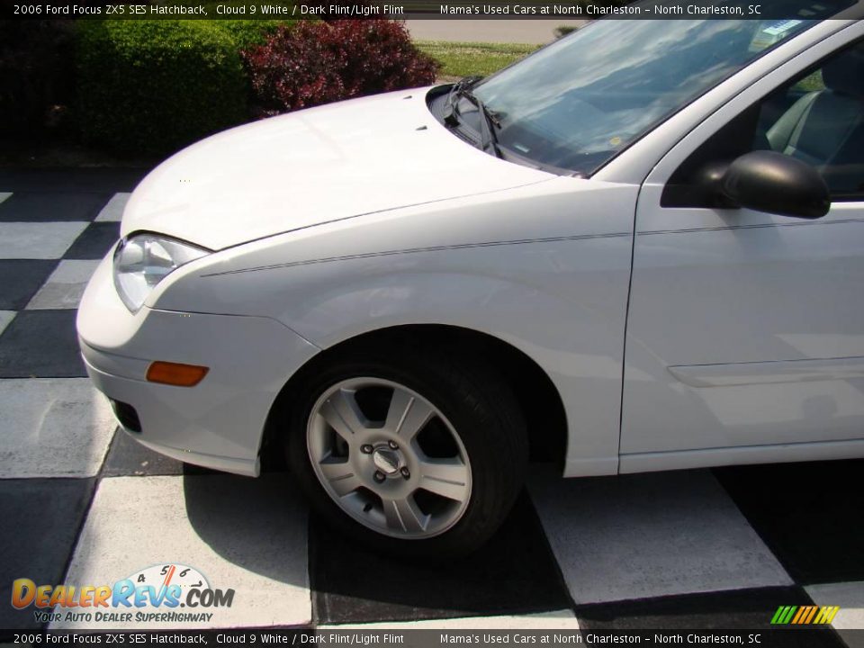 2006 Ford Focus ZX5 SES Hatchback Cloud 9 White / Dark Flint/Light Flint Photo #12
