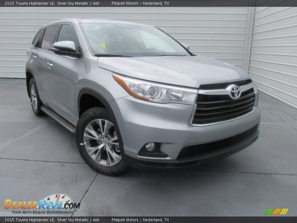 Front 3/4 View of 2015 Toyota Highlander LE Photo #2