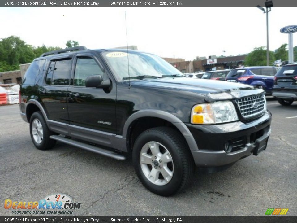 Front 3/4 View of 2005 Ford Explorer XLT 4x4 Photo #1