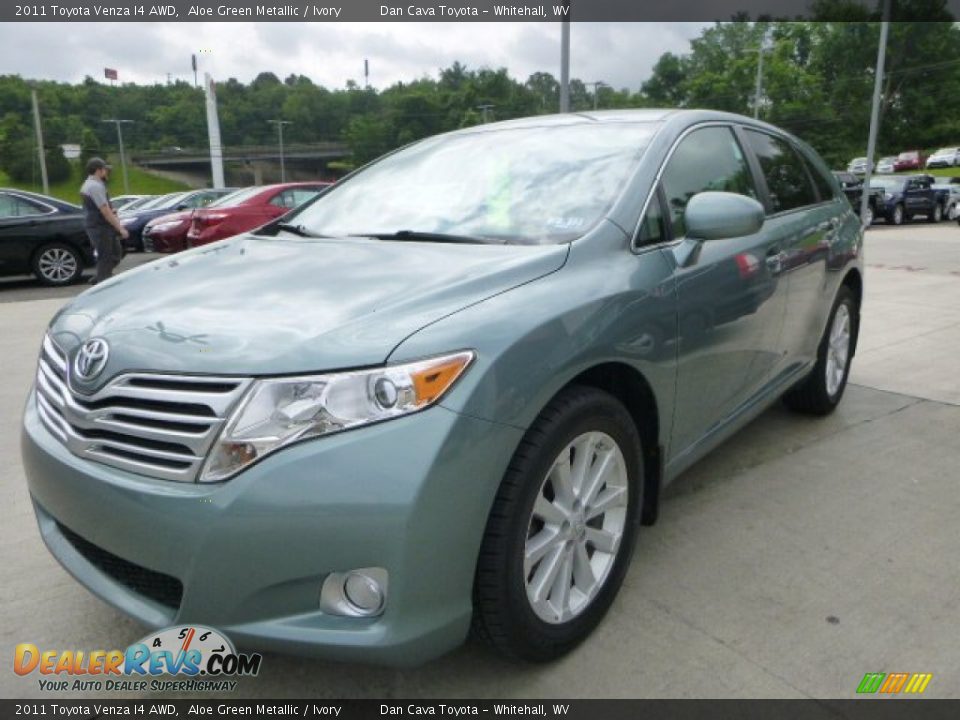 Front 3/4 View of 2011 Toyota Venza I4 AWD Photo #8