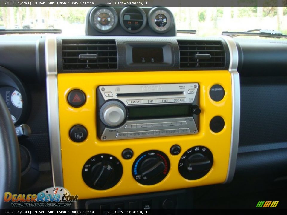 Controls of 2007 Toyota FJ Cruiser  Photo #13