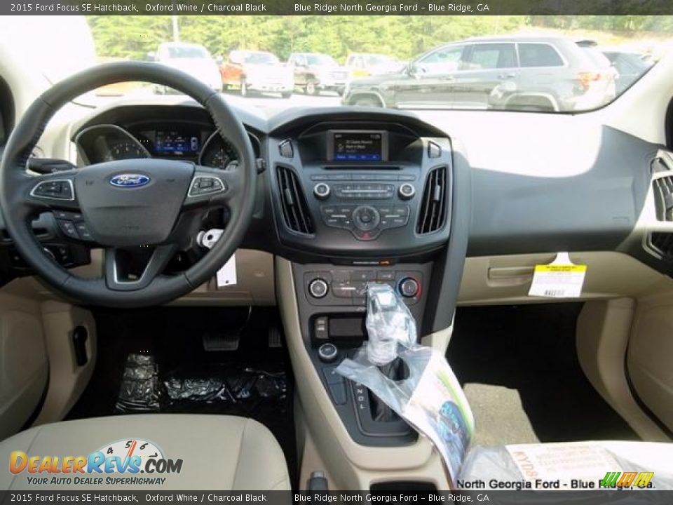 2015 Ford Focus SE Hatchback Oxford White / Charcoal Black Photo #15