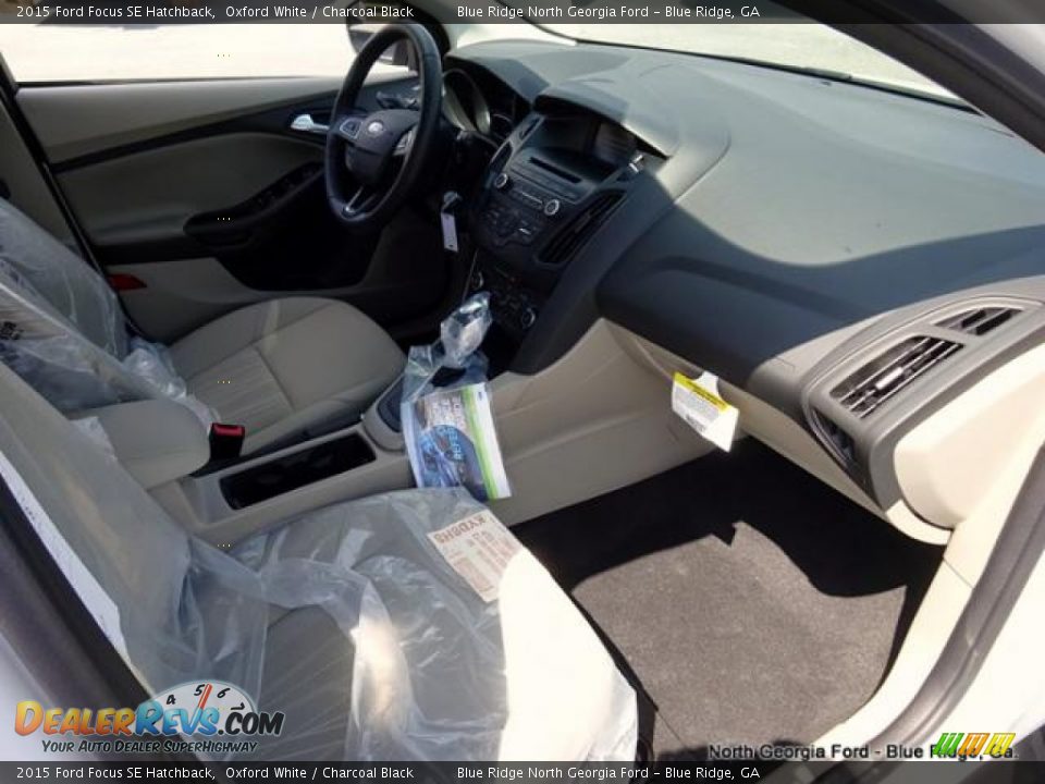 2015 Ford Focus SE Hatchback Oxford White / Charcoal Black Photo #27