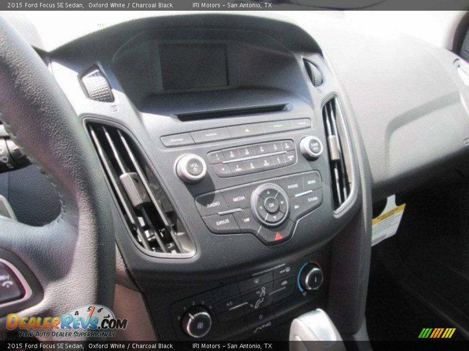2015 Ford Focus SE Sedan Oxford White / Charcoal Black Photo #16