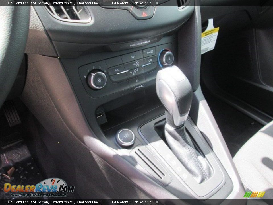 2015 Ford Focus SE Sedan Oxford White / Charcoal Black Photo #17