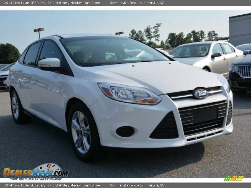 2014 Ford Focus SE Sedan Oxford White / Medium Light Stone Photo #1