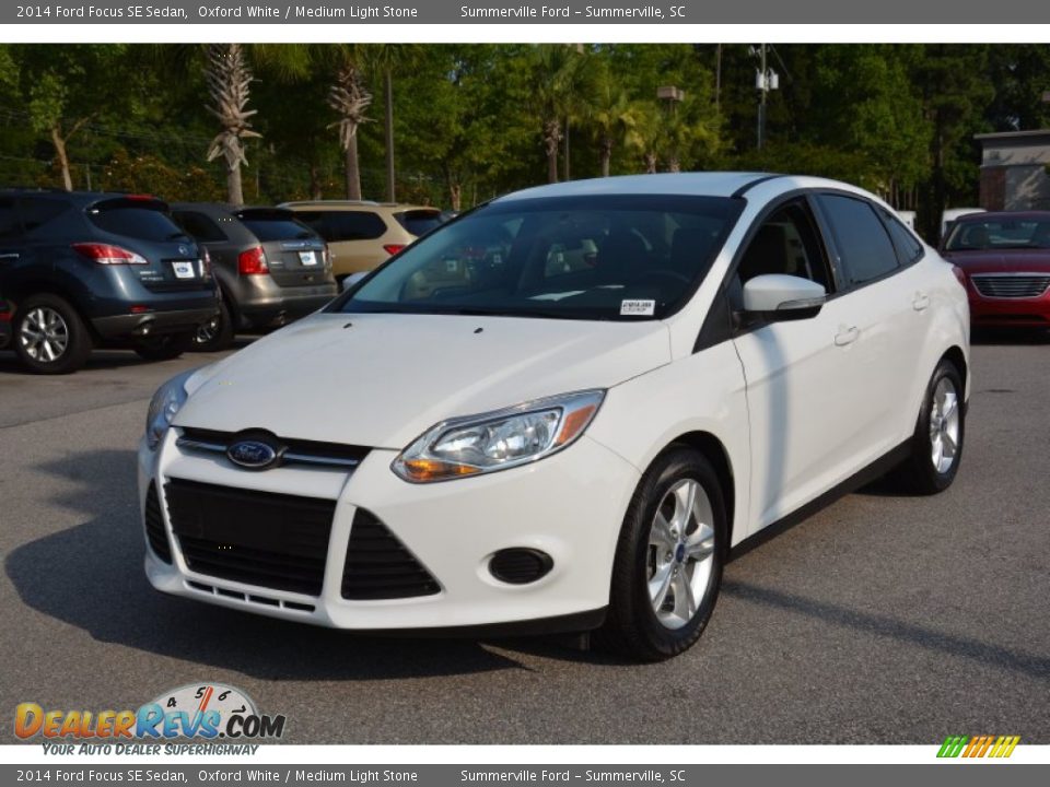 2014 Ford Focus SE Sedan Oxford White / Medium Light Stone Photo #2