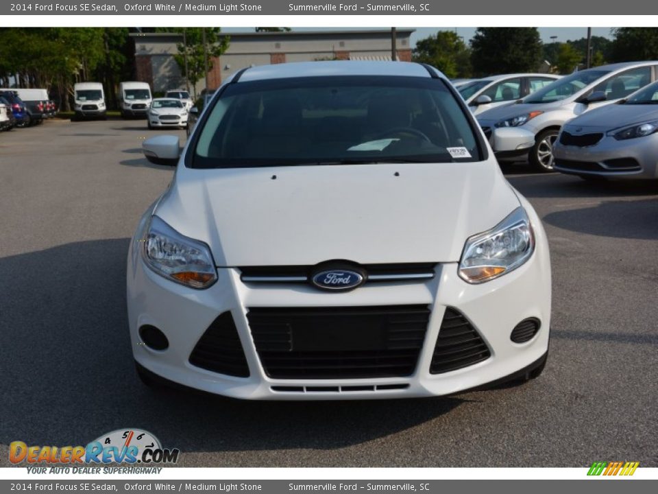 2014 Ford Focus SE Sedan Oxford White / Medium Light Stone Photo #3