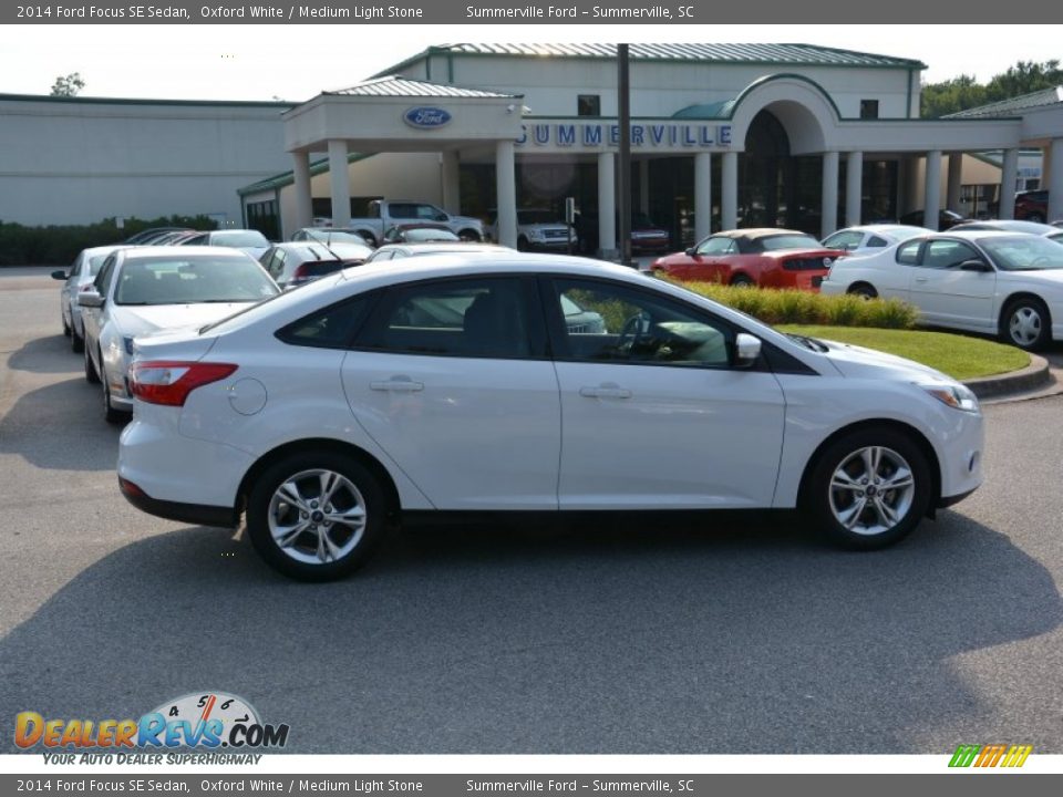 2014 Ford Focus SE Sedan Oxford White / Medium Light Stone Photo #4