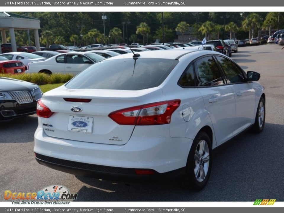 2014 Ford Focus SE Sedan Oxford White / Medium Light Stone Photo #5