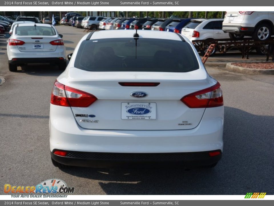 2014 Ford Focus SE Sedan Oxford White / Medium Light Stone Photo #6
