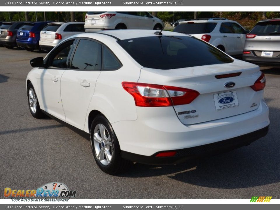 2014 Ford Focus SE Sedan Oxford White / Medium Light Stone Photo #7
