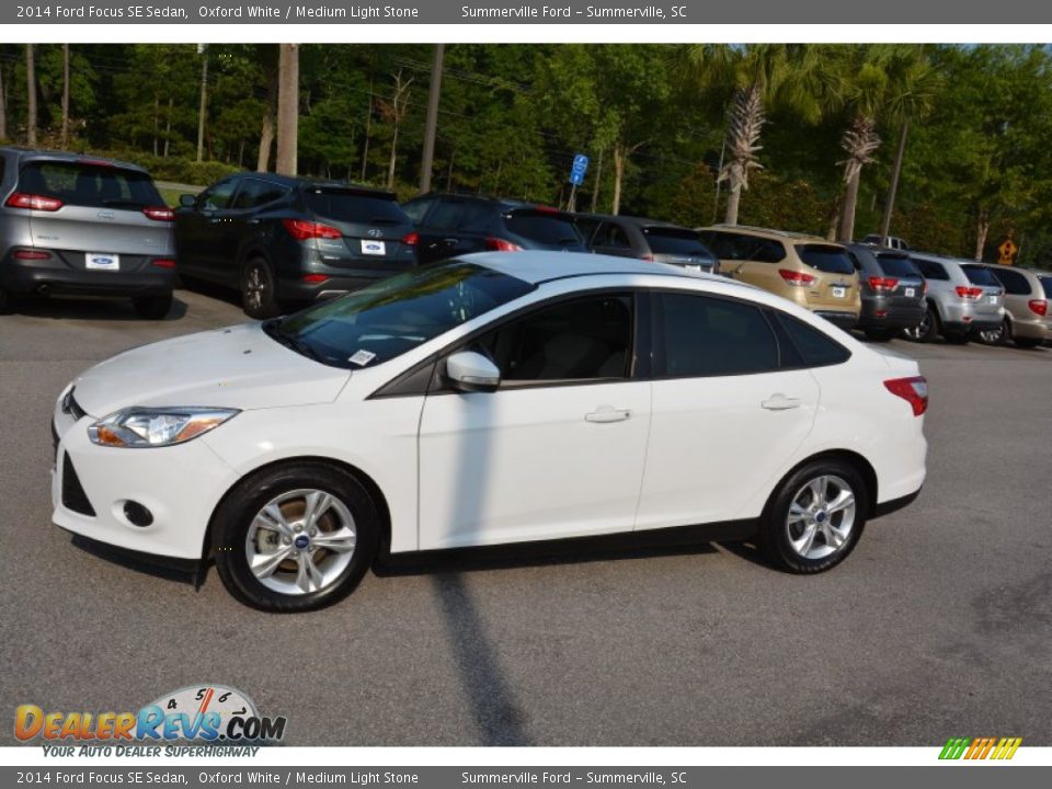 2014 Ford Focus SE Sedan Oxford White / Medium Light Stone Photo #8