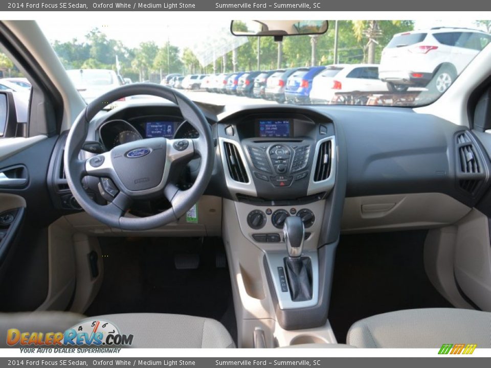 2014 Ford Focus SE Sedan Oxford White / Medium Light Stone Photo #9
