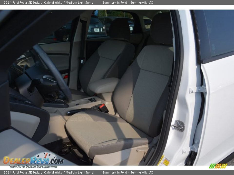 2014 Ford Focus SE Sedan Oxford White / Medium Light Stone Photo #12