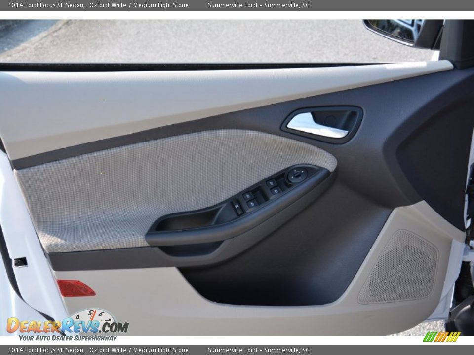 2014 Ford Focus SE Sedan Oxford White / Medium Light Stone Photo #13