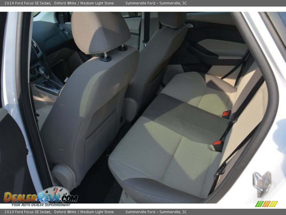 2014 Ford Focus SE Sedan Oxford White / Medium Light Stone Photo #14