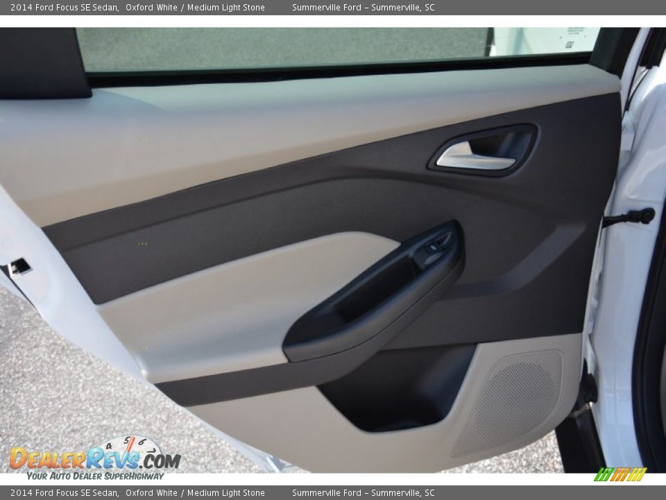 2014 Ford Focus SE Sedan Oxford White / Medium Light Stone Photo #15