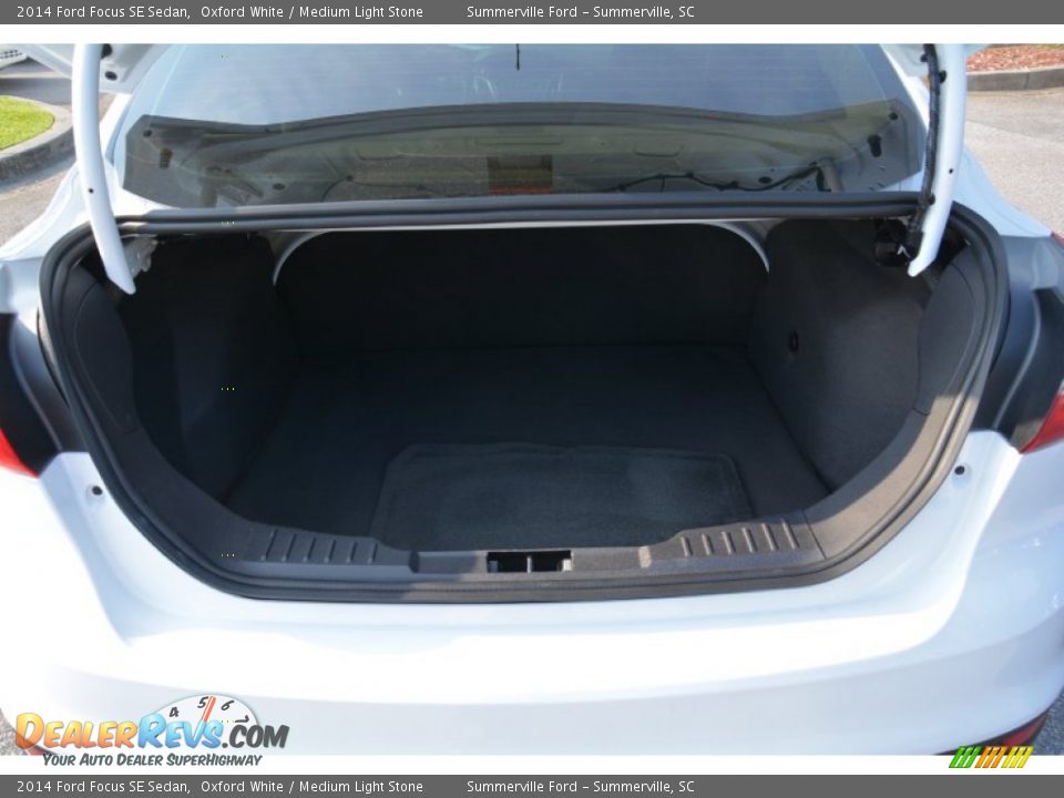 2014 Ford Focus SE Sedan Oxford White / Medium Light Stone Photo #16