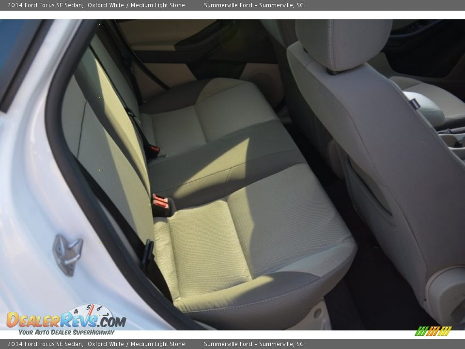 2014 Ford Focus SE Sedan Oxford White / Medium Light Stone Photo #17