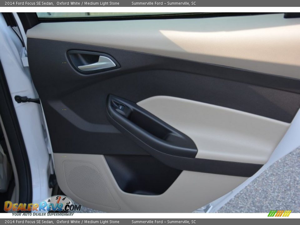 2014 Ford Focus SE Sedan Oxford White / Medium Light Stone Photo #18
