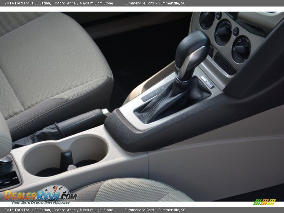 2014 Ford Focus SE Sedan Oxford White / Medium Light Stone Photo #19