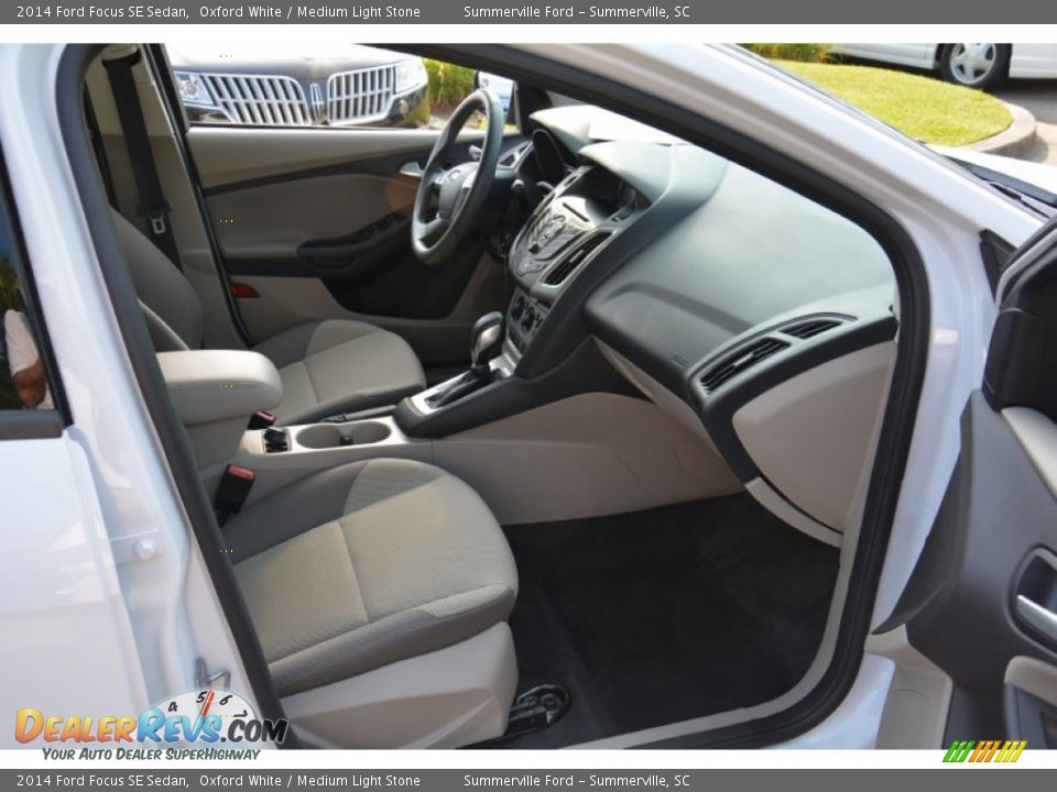 2014 Ford Focus SE Sedan Oxford White / Medium Light Stone Photo #20