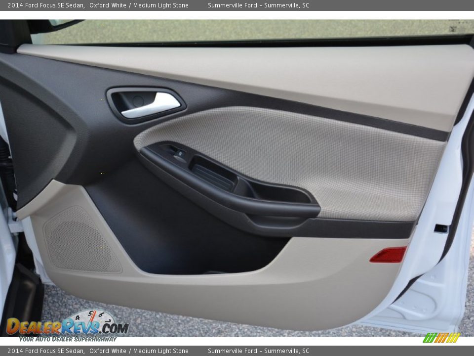 2014 Ford Focus SE Sedan Oxford White / Medium Light Stone Photo #21