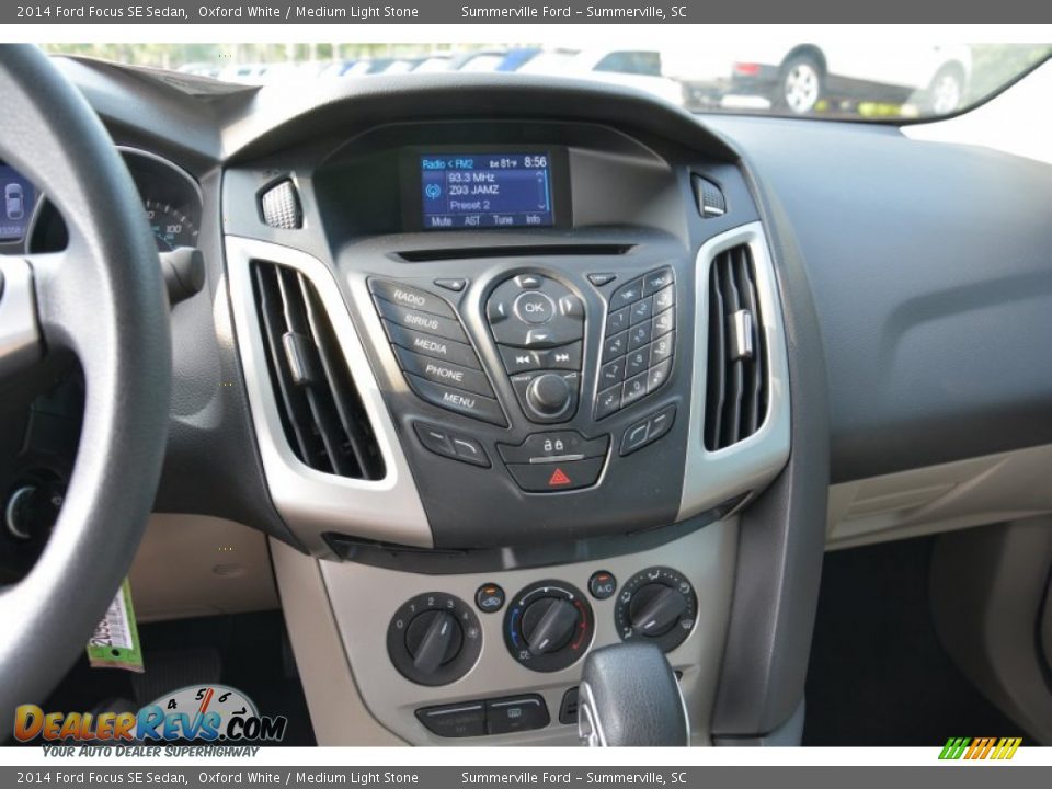 2014 Ford Focus SE Sedan Oxford White / Medium Light Stone Photo #24