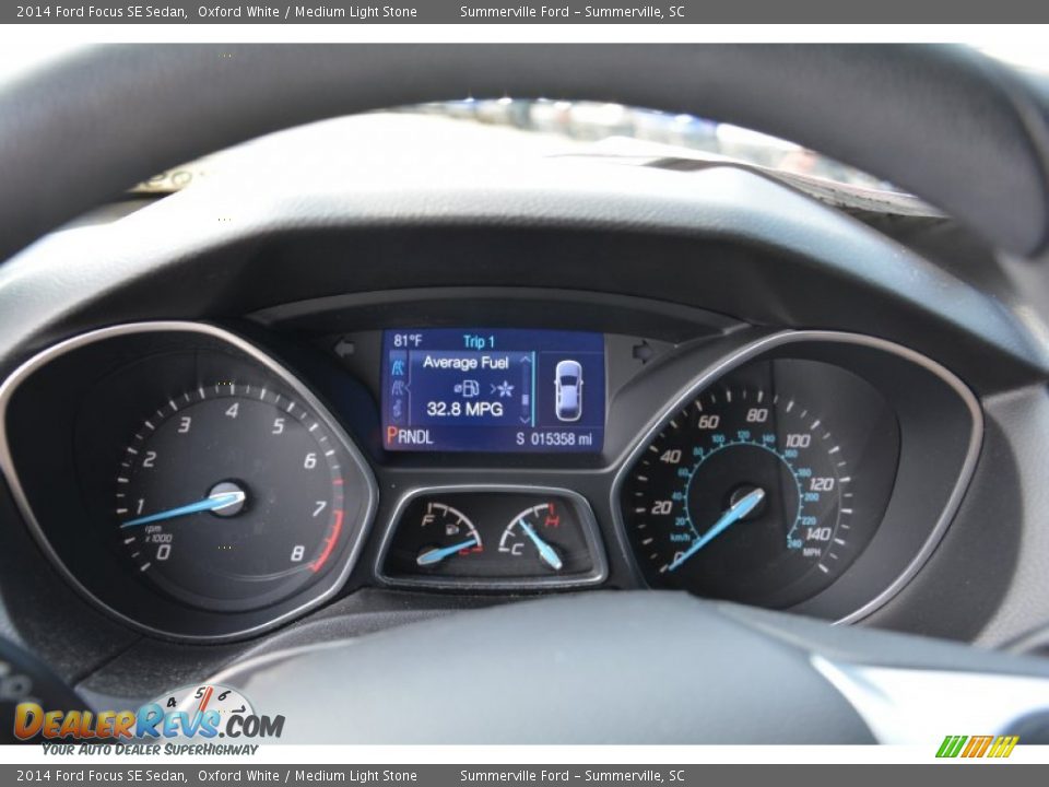 2014 Ford Focus SE Sedan Oxford White / Medium Light Stone Photo #25