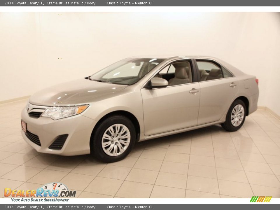Front 3/4 View of 2014 Toyota Camry LE Photo #3