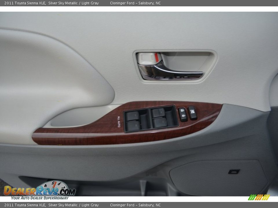 2011 Toyota Sienna XLE Silver Sky Metallic / Light Gray Photo #9