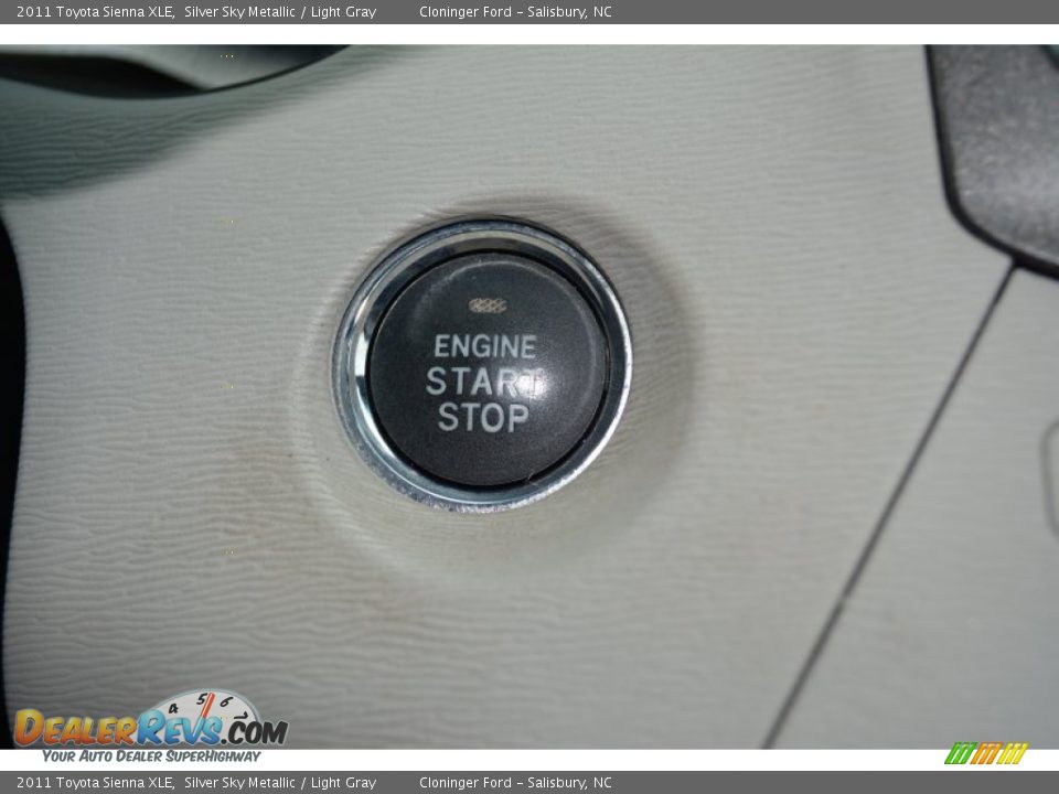 2011 Toyota Sienna XLE Silver Sky Metallic / Light Gray Photo #31