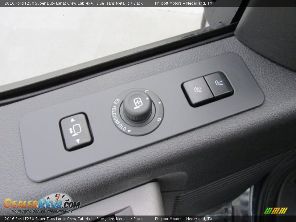 Controls of 2016 Ford F250 Super Duty Lariat Crew Cab 4x4 Photo #23