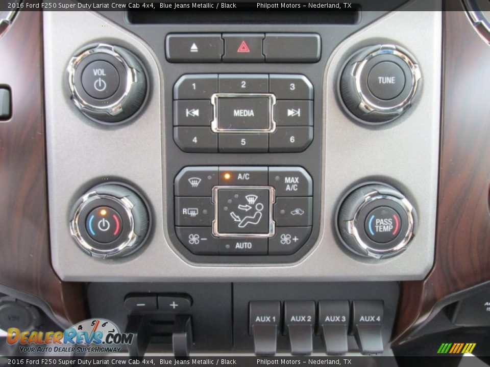 Controls of 2016 Ford F250 Super Duty Lariat Crew Cab 4x4 Photo #31