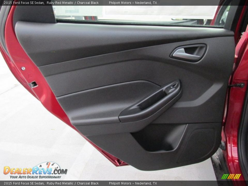 2015 Ford Focus SE Sedan Ruby Red Metallic / Charcoal Black Photo #17