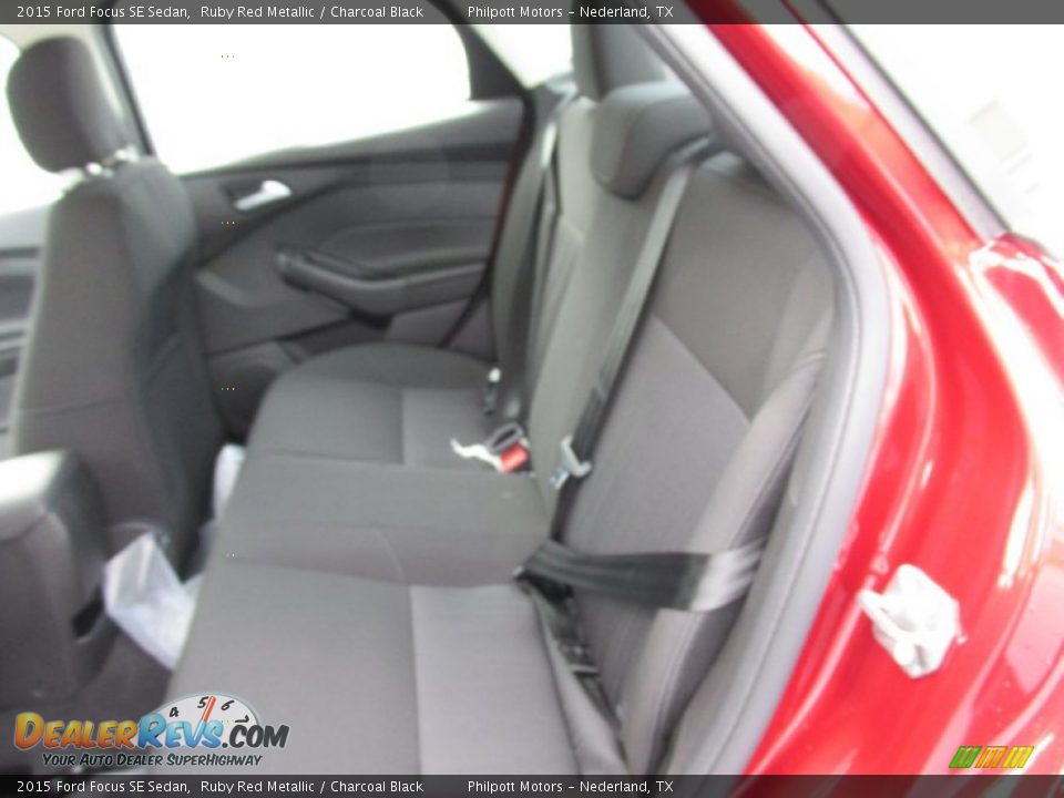 2015 Ford Focus SE Sedan Ruby Red Metallic / Charcoal Black Photo #18