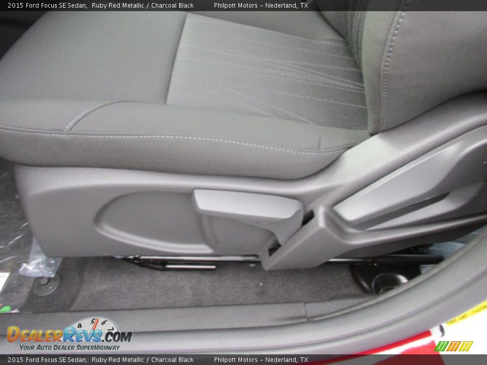 2015 Ford Focus SE Sedan Ruby Red Metallic / Charcoal Black Photo #22