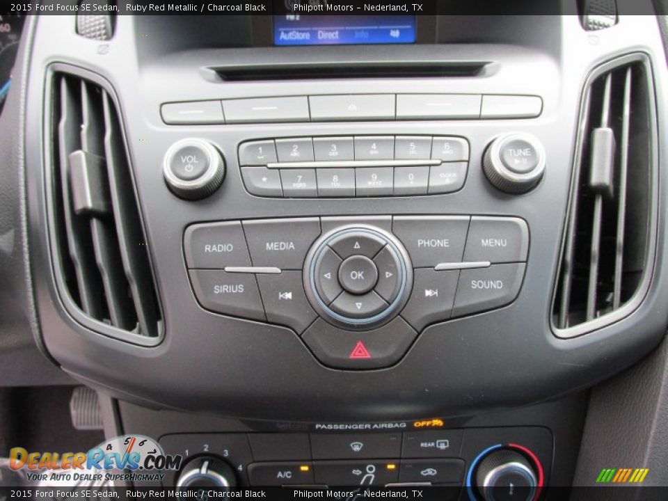2015 Ford Focus SE Sedan Ruby Red Metallic / Charcoal Black Photo #25