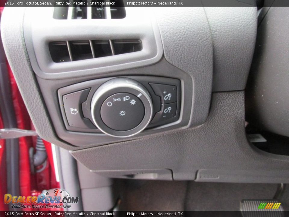 2015 Ford Focus SE Sedan Ruby Red Metallic / Charcoal Black Photo #30