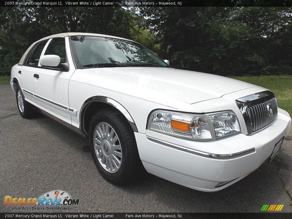 Front 3/4 View of 2007 Mercury Grand Marquis LS Photo #7