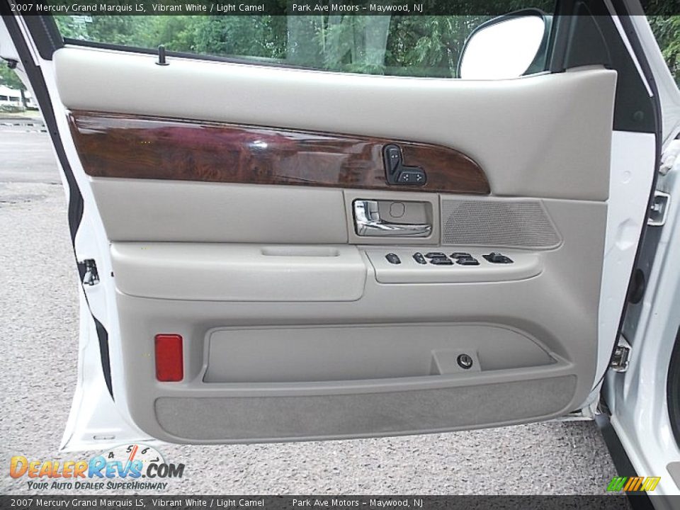 Door Panel of 2007 Mercury Grand Marquis LS Photo #10