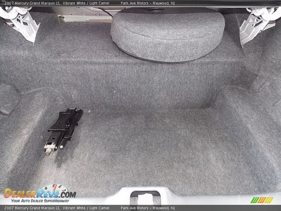 2007 Mercury Grand Marquis LS Trunk Photo #23